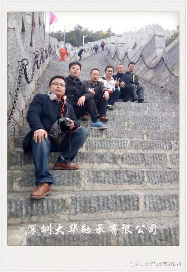 古城墻，坐在最前邊的是號稱體重130的時尚達人—九哥